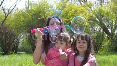 妈妈和女儿吹<strong>泡泡</strong>。 <strong>公园</strong>里的家人。 和妈妈在一起的孩子在玩<strong>泡泡</strong>。 幸福的家庭。
